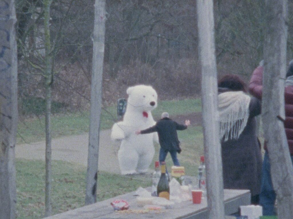 Inflatable20bear20hourly primary Still 01